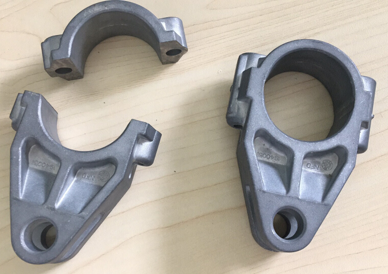 鋁鑄造冒口切割設(shè)備用于汽車零部件，一模兩穴壓鑄件切割方案